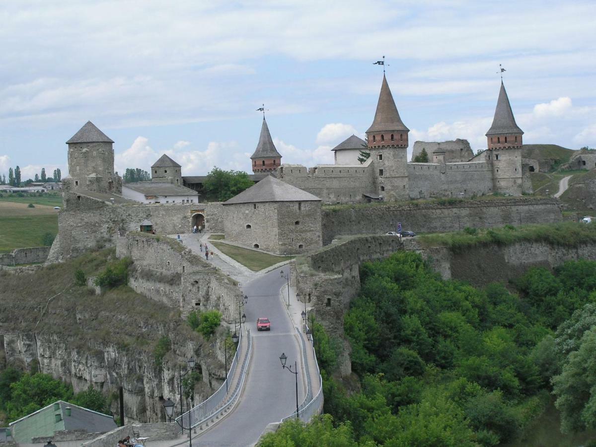 Апартаменты Вероника Kamjanets-Podilsky Buitenkant foto