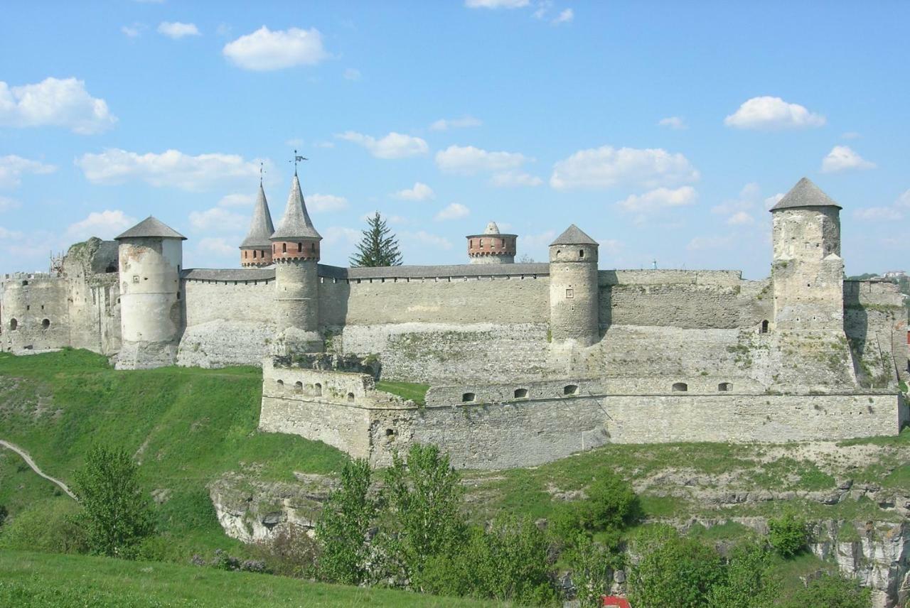 Апартаменты Вероника Kamjanets-Podilsky Buitenkant foto
